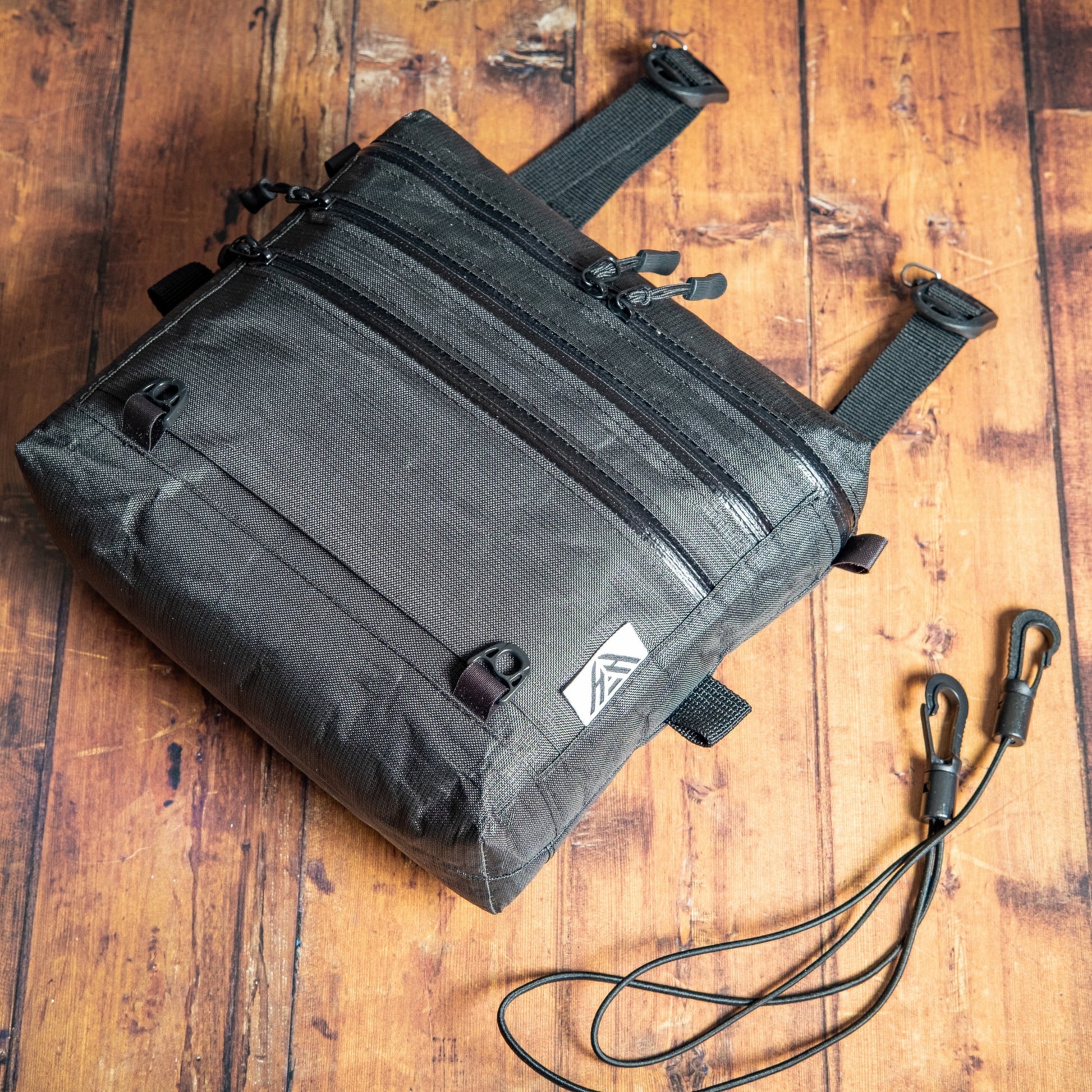 Ultra 200X backpacking chest pack supplied with detachable shoulder strap and stabilising bungee hooks.